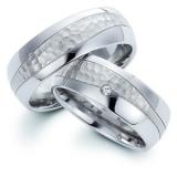 Los anillos de boda Edelstahl, 7,50 mm Breite, gehämmert / poliert, 1 Brillant 0,02 ct. TW/VSI,