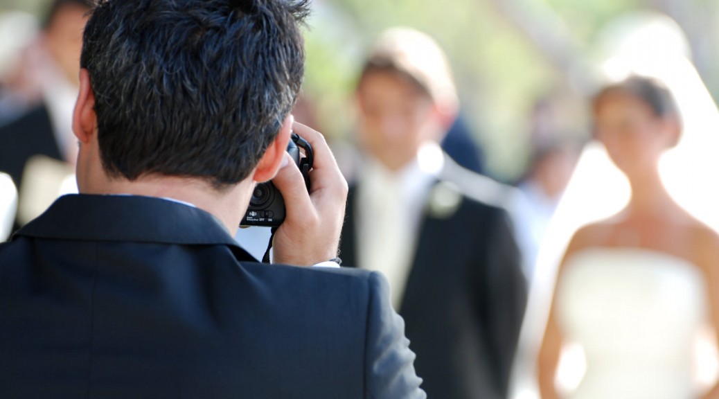 Der Fotograf für die Hochzeit